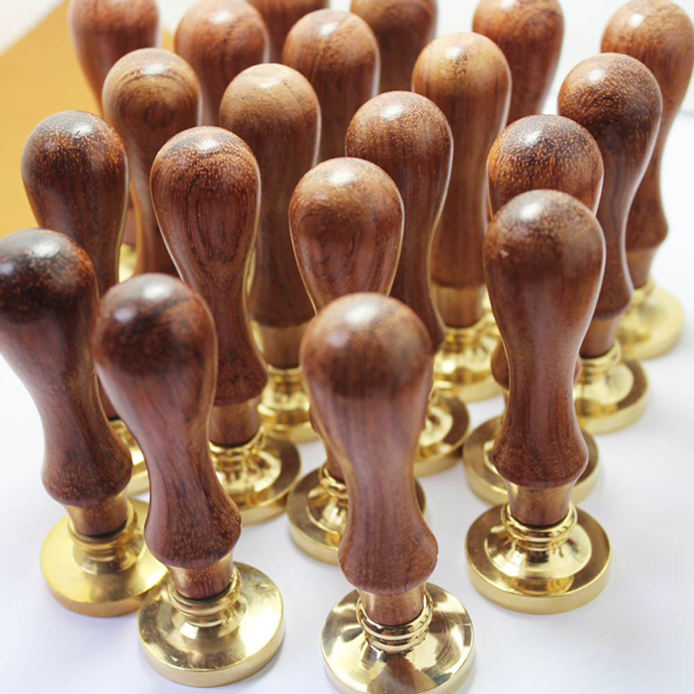 황동으로 만든 도장 헤드를 사용하여 로고를 새겨 넣은  - Wax Seal Stamp Set 리뷰 및 가격